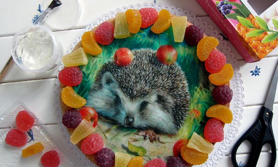 Carlota amb una foto