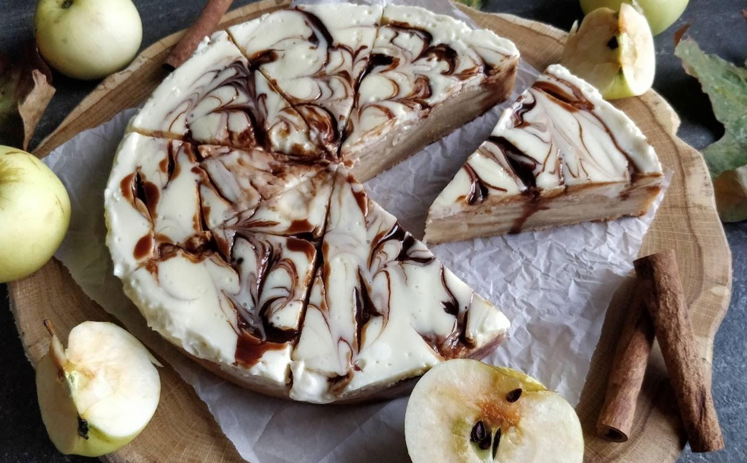 Charlotte amb decoració de crema de xocolata