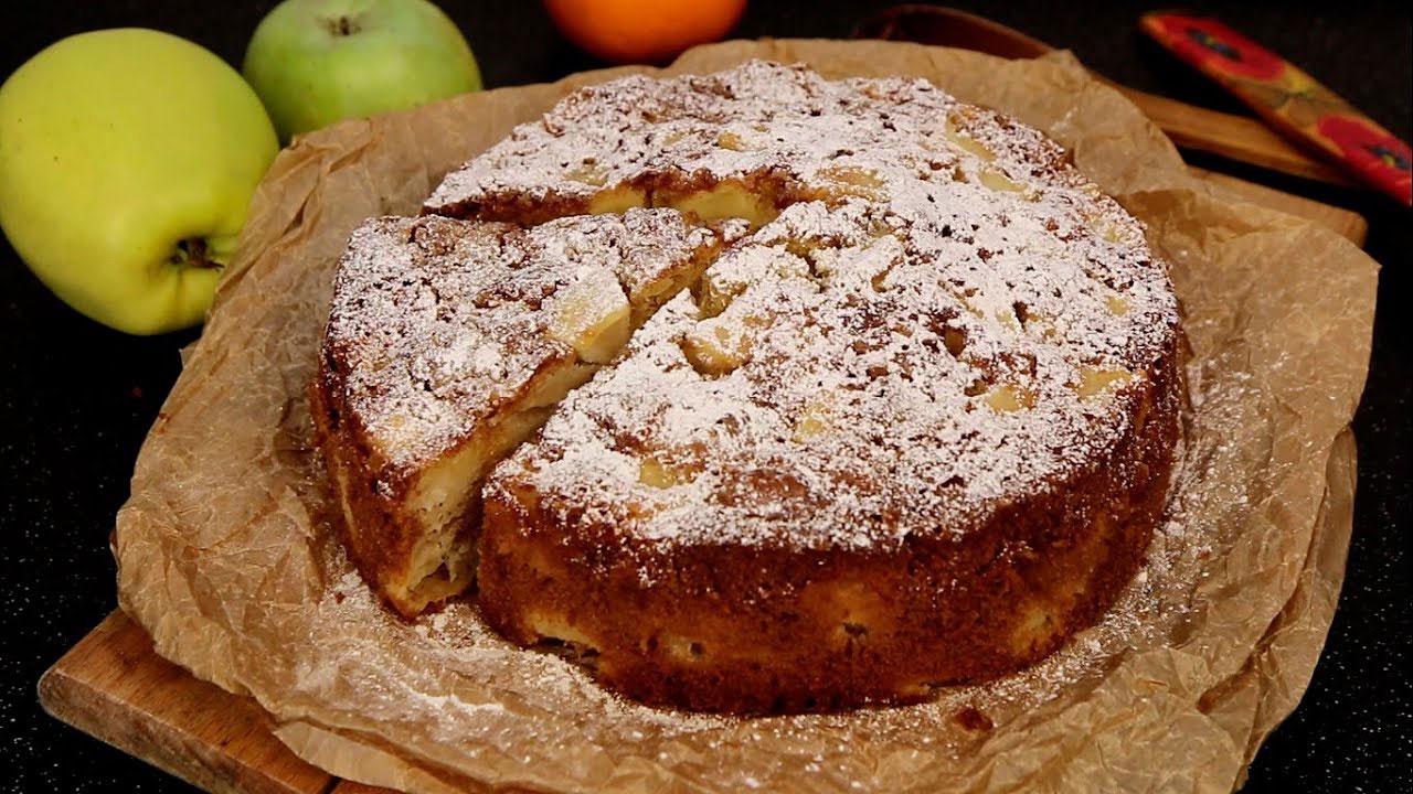 Decoració d'un pastís Charlotte amb sucre en pols