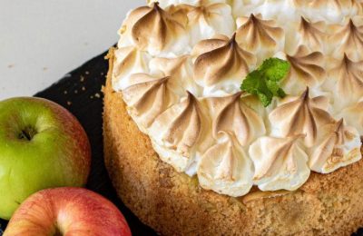 كيفية تزيين كعكة شارلوت بعد خبزها