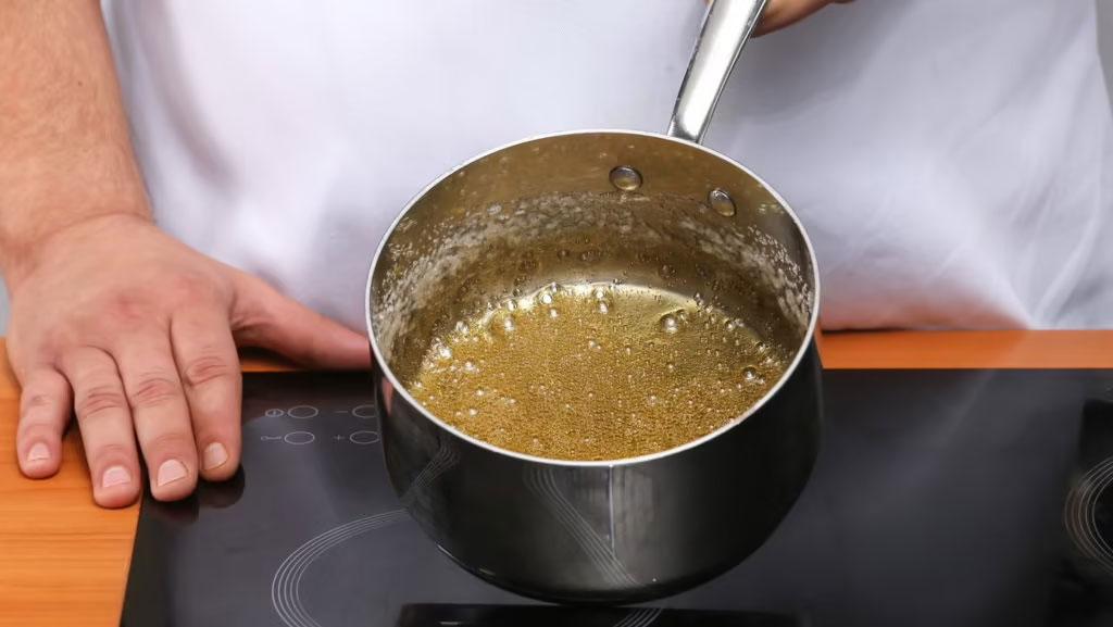 Comment épaissir un glaçage à gâteau avec du sirop de sucre