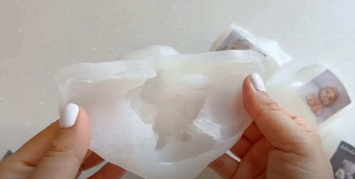 Instruccions pas a pas per fer figures de xocolata en un motlle de silicona - Pas 1