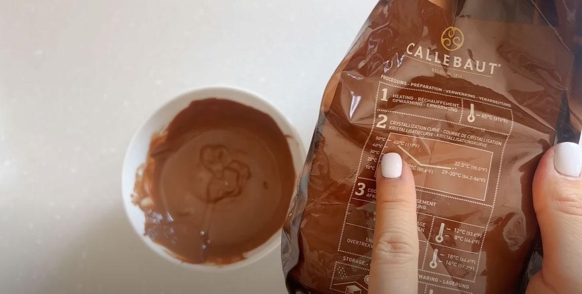 Instruccions pas a pas per fer figures de xocolata en un motlle de silicona - Pas 2