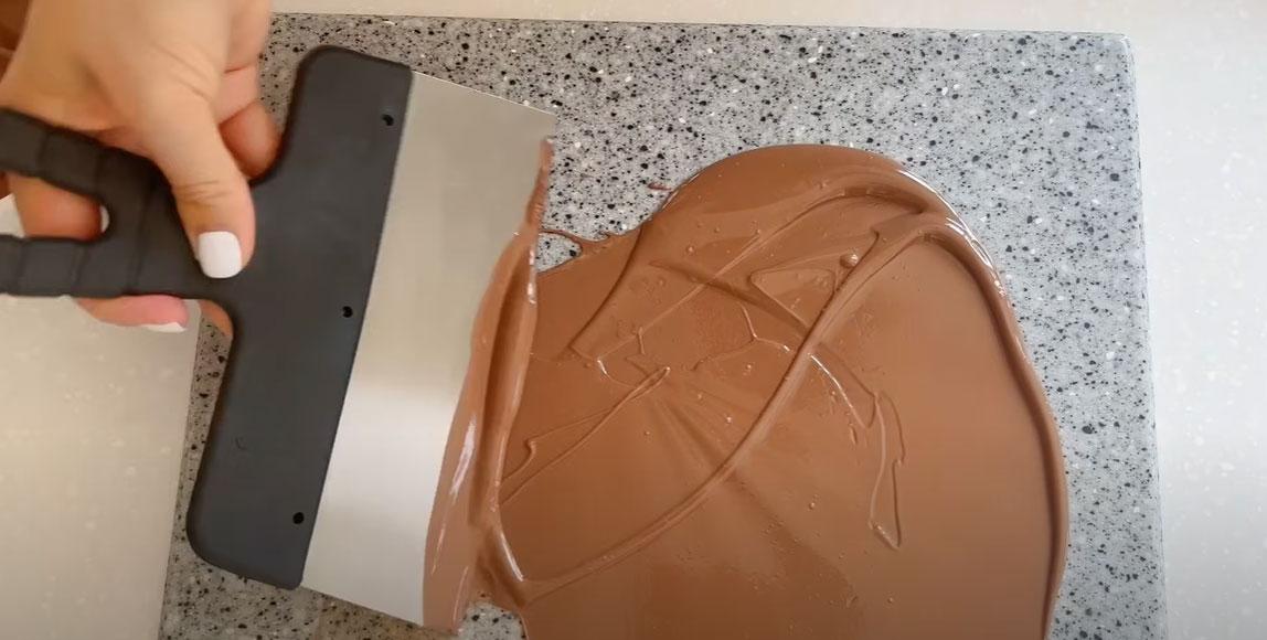 Instruccions pas a pas per fer figures de xocolata en un motlle de silicona - Pas 3