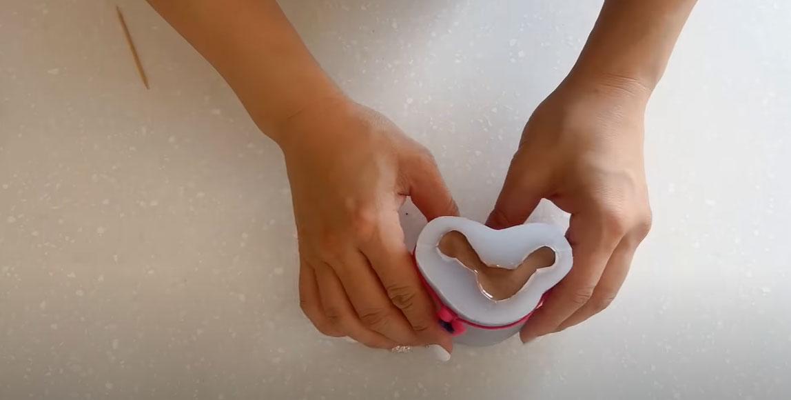 Instruccions pas a pas per fer figures de xocolata en un motlle de silicona - Pas 7