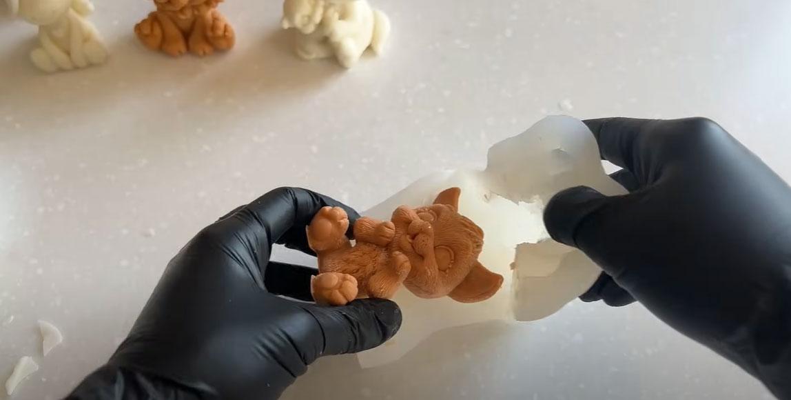 Instruccions pas a pas per fer figures de xocolata en un motlle de silicona - Pas 8