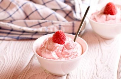 غاناش الفراولة للكيك: وصفة خطوة بخطوة