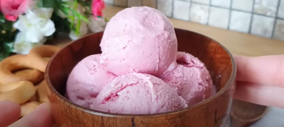 Deliciós gelat de baies fet amb un 20% de nata i llet condensada