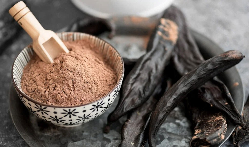 La garrofa és un substitut del cacau en receptes de postres.