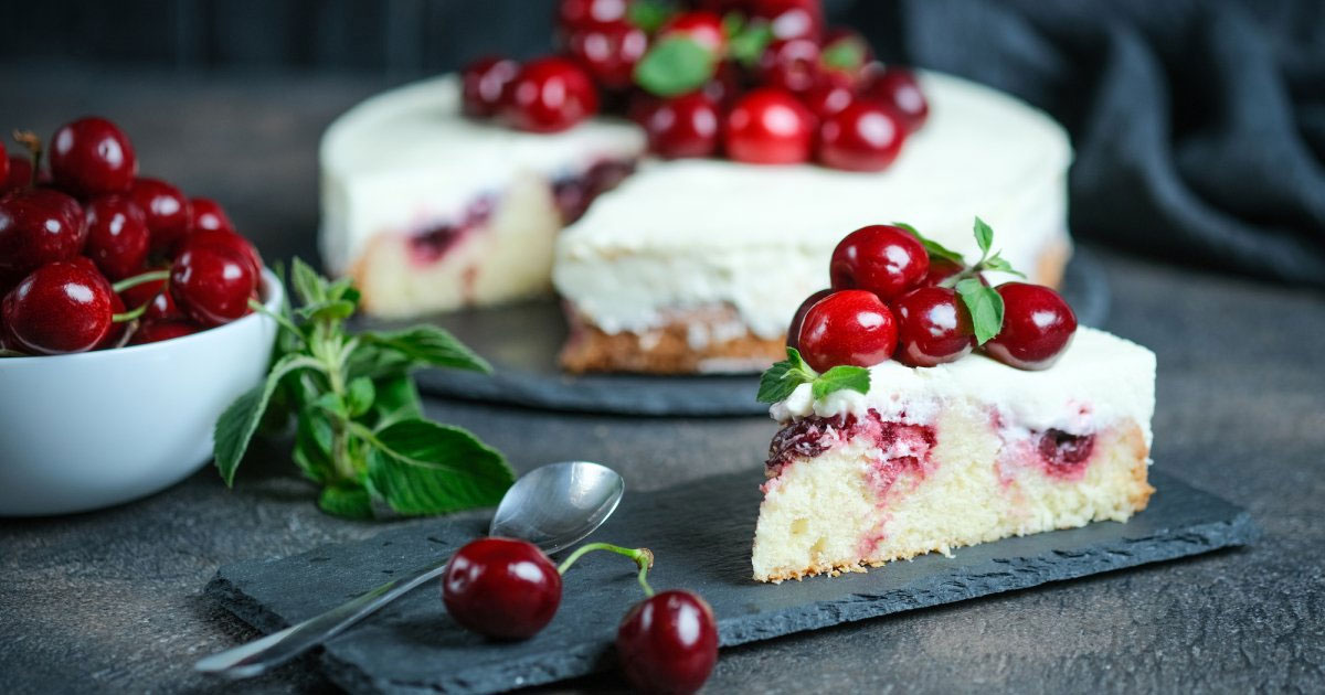 האם אפשר להקפיא עוגה עם פירות יער ופירות?